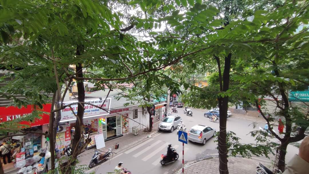 Chính chủ cần bán nhà 2 mặt phố Nguyên Hồng 77m2 4 tầng 10.2m mặt tiền 33 tỷ vỉa hè ô tô tránh kinh doanh