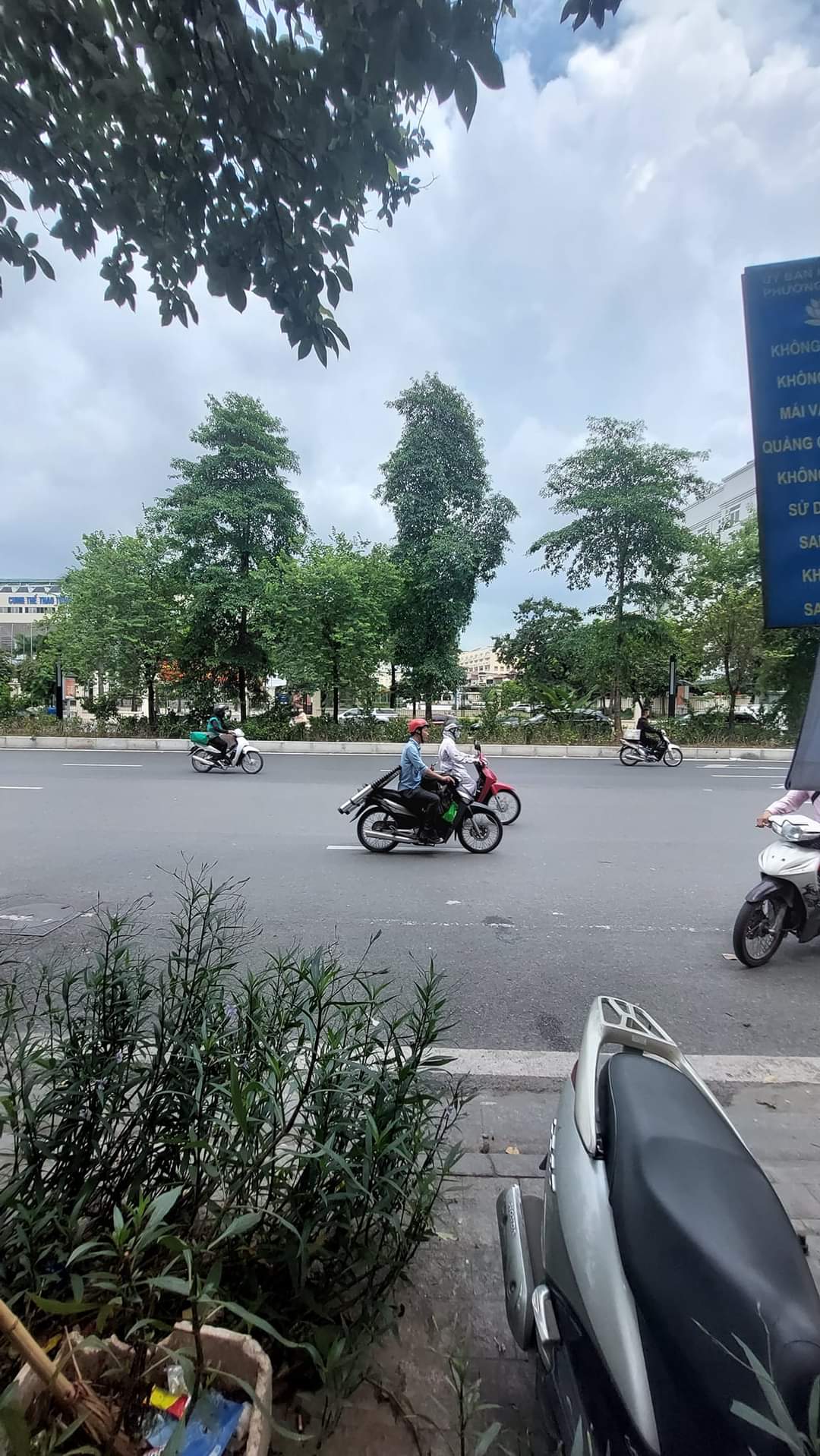 Bán Nhanh Nhà Mặt Phố Văn Cao, Ba Đình DT 110m2 x 4 Tầng Mặt Tiền 6m Vỉ Hè Rộng 5M Kinh Doanh Gần Hồ.