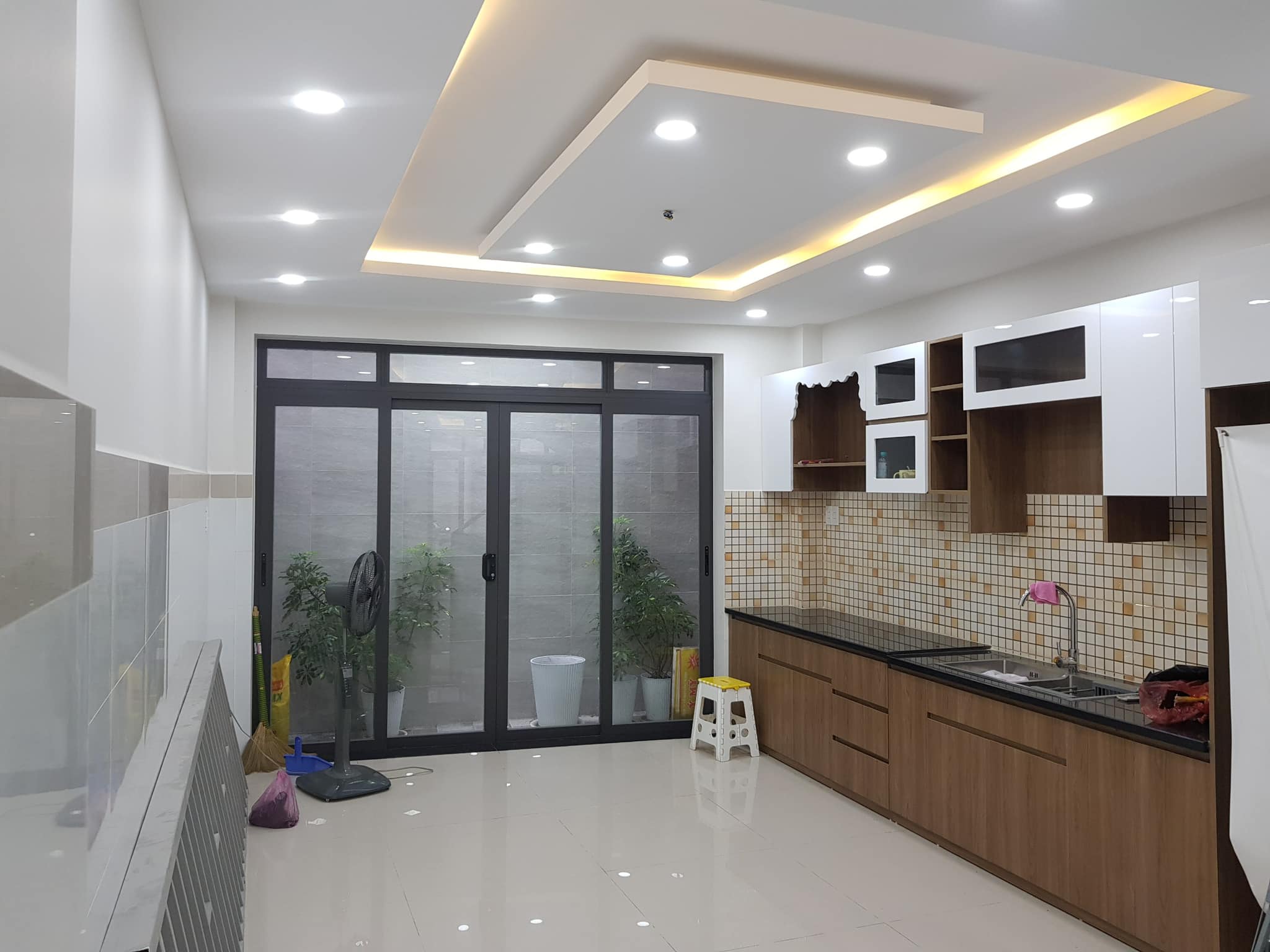 Xe hơi ngủ nhà – 4*15 - 5 tầng – gần ngay chung cư Botanic – giáp Phú Nhuận.