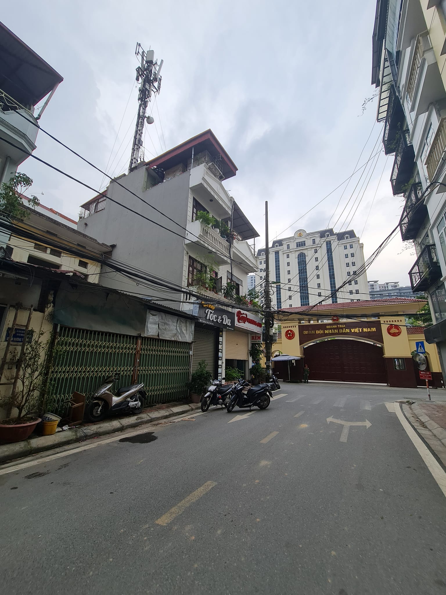 BÁN NHÀ MẶT PHỐ-SÁT PHẠM VĂN ĐỒNG-VỊ TRÍ VÀNG KHU VỰC-KINH DOANH ĐỈNH.