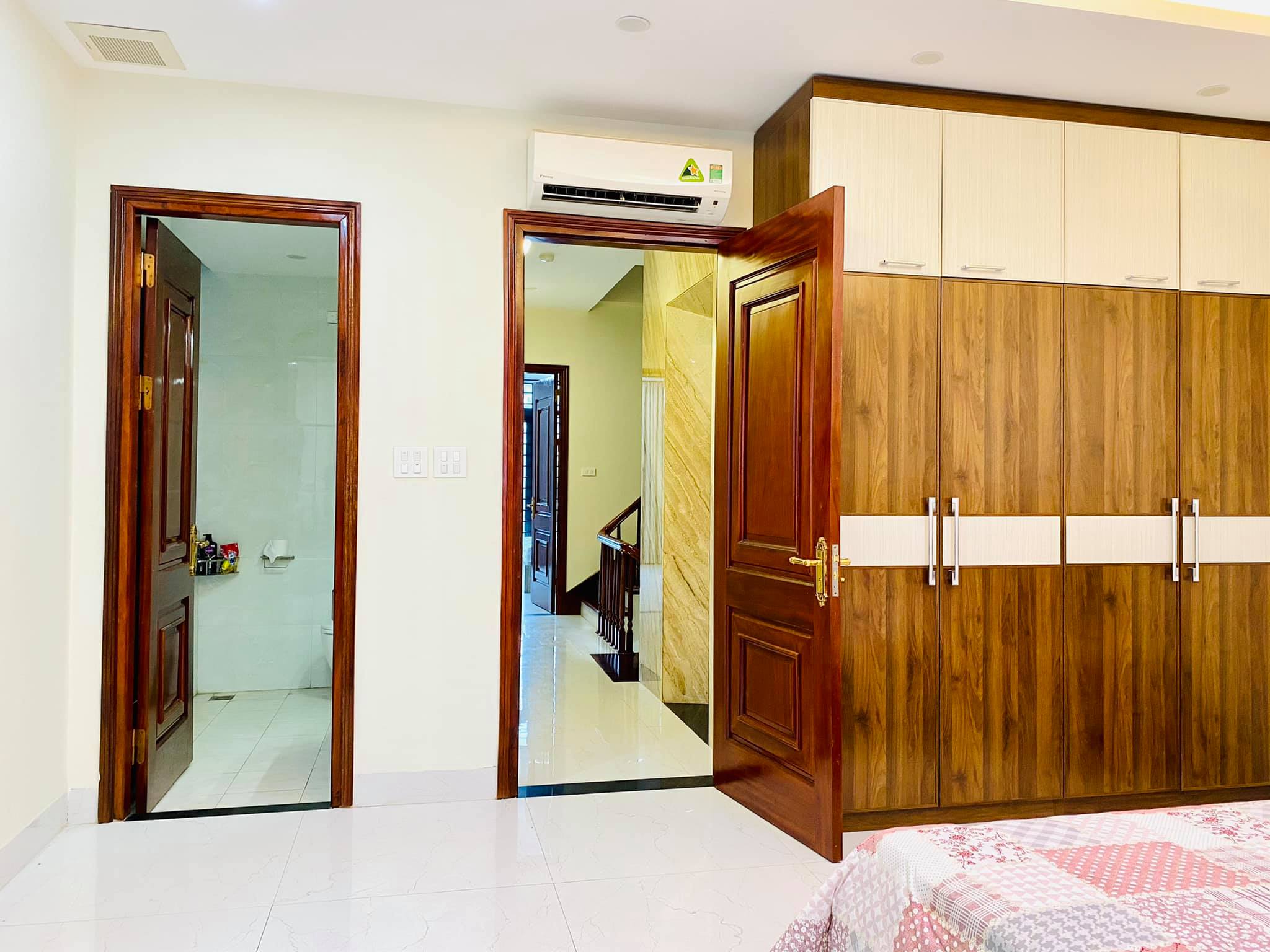 Nhà hiếm Xuân La, DT: 60m2, 5T giá 6,8 tỷ, ô tô vào, kinh doanh tốt.