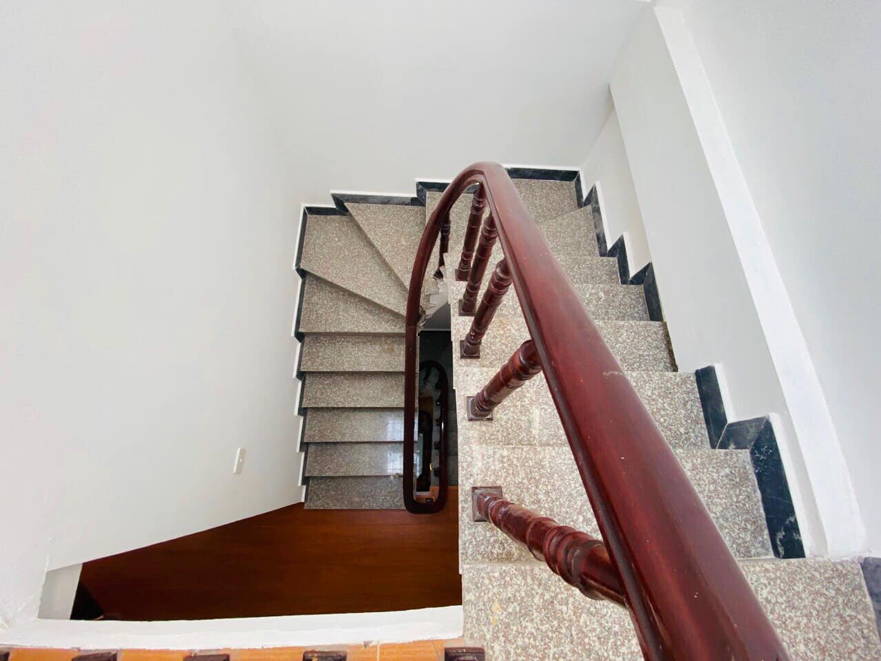 NHÀ ĐẸP HOÀNG QUỐC VIỆT, CẦU GIẤY – DT 59M2 NHỈNH 6 TỶ – SỔ NỞ HẬU – 10M Ô TÔ – NGÕ THÔNG.