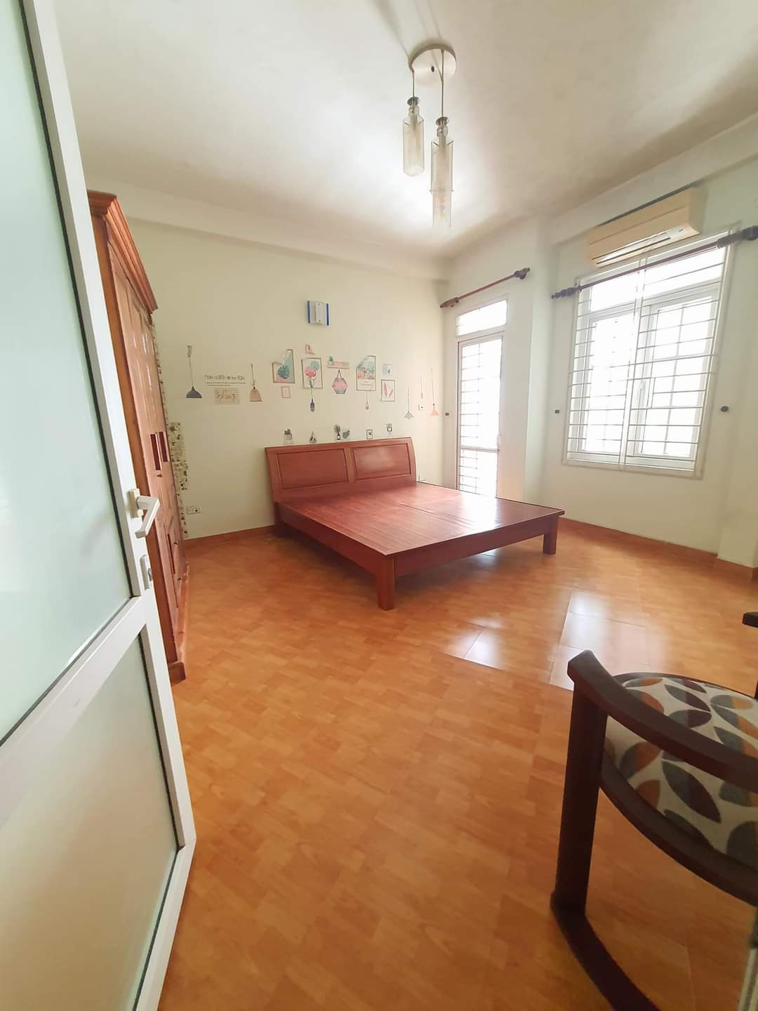 Chính chủ bán nhà phố Hào Nam Đống Đa 50m2 5 tầng 4m mặt tiền 6 tỷ có thương lượng miễn trung gian