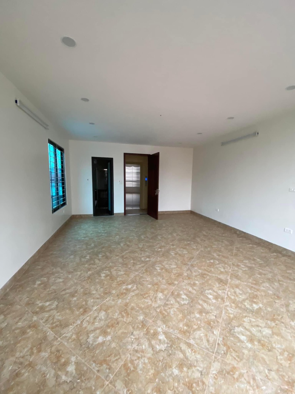 BÁN NHÀ Ở HOÀNG QUỐC VIỆT CÂU GIẤY 4 TẦNG; DT:50M2, MT:4M CHỈ CÓ 10Tỷ.