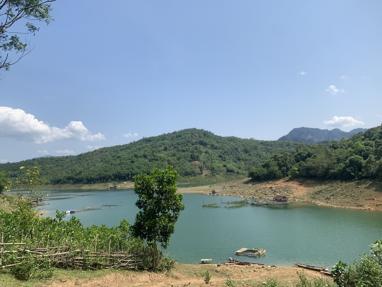 Bán đất tân lạc hòa bình. DT 1ha bám hồ thủy điện hòa bình giá 9.x tỷ