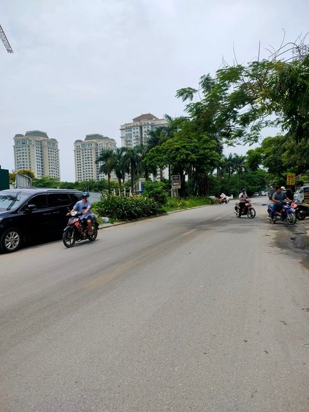 BÁN NHÀ MẶT PHỐ NGUYỄN HOÀNG TÔN- HÀNG XÓM CIPUTRA- DIỆN TÍCH RỘNG- GIÁ SIÊU ĐẦU TƯ.