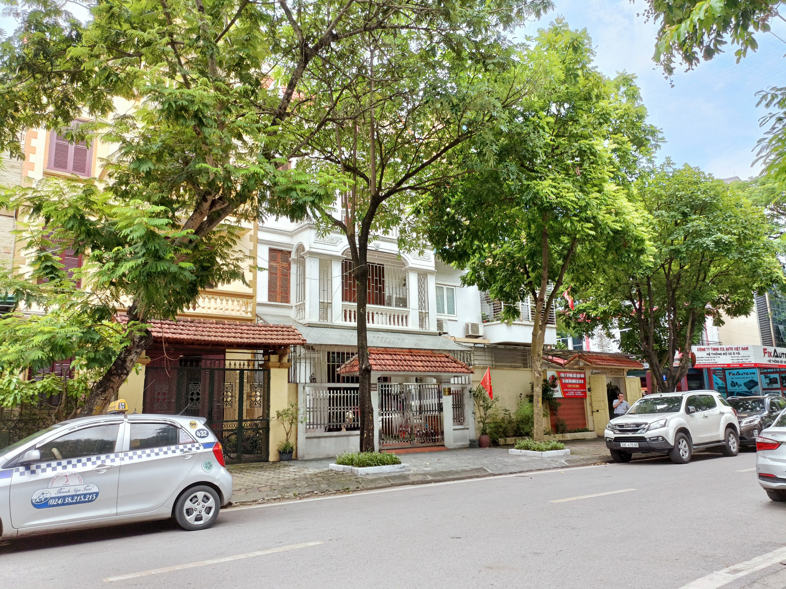 Chính chủ bán gấp Lô đất KĐT Linh Đàm 250m2, MT12m, 2 vỉa hè thoáng, view hồ, giá 29 tỷ.