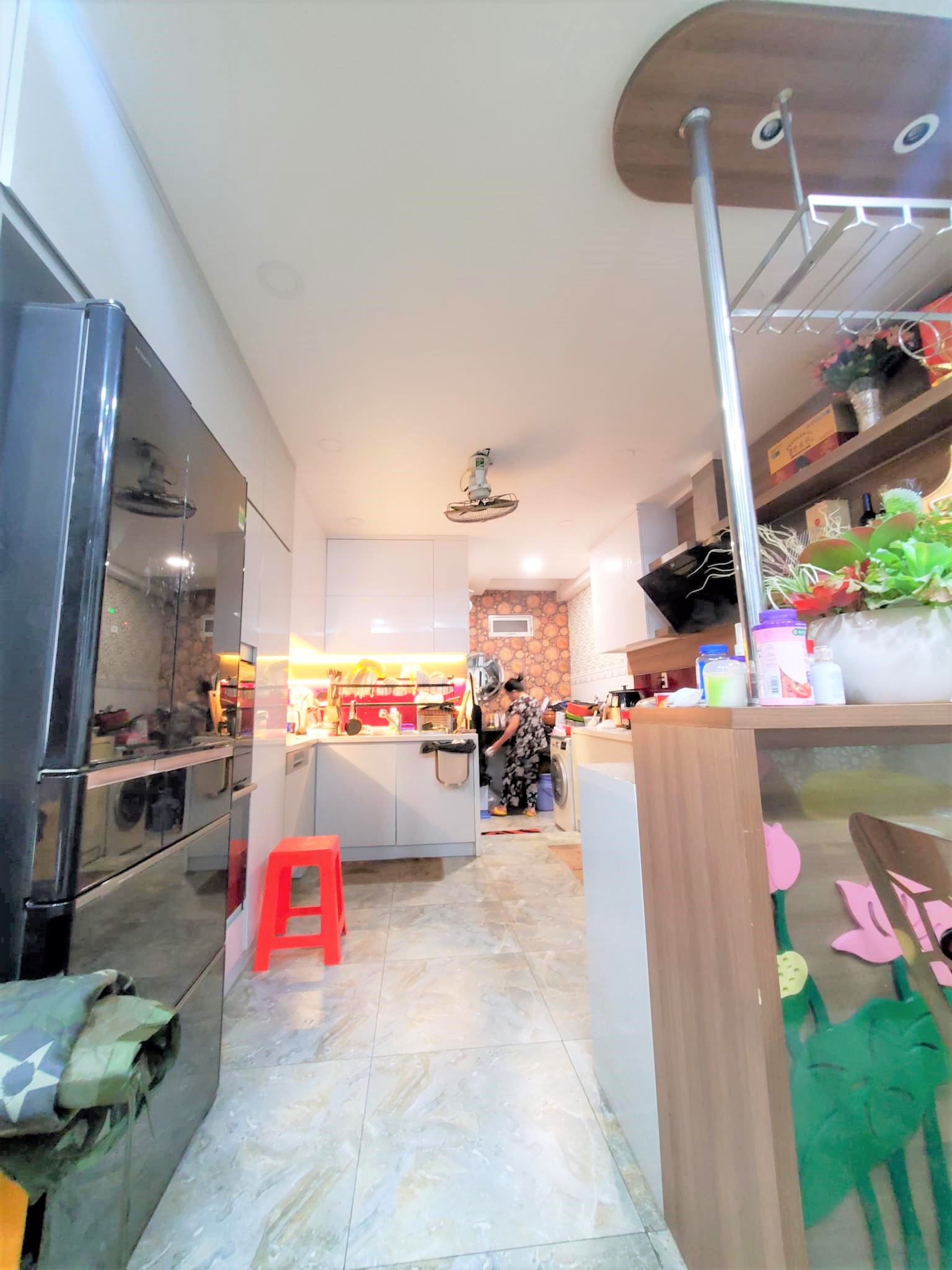 Xe hơi đậu cửa – 72m2 – 4 tầng – thang máy xịn – gần công viên Phú Nhuận.