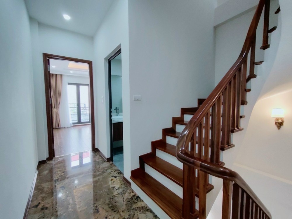 Cổ Linh ô tô vào nhà hàng xom Aeon nhà mới 33m x 5T Mt 4m chỉ 3.96 Tỷ