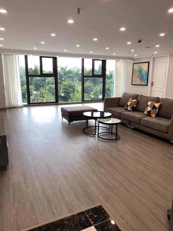 Cần bán căn nhà vị trí siêu đẹp ở phố Nguyên Hồng DT 74 m2 x 5T, MT6.9 m- Trung Tâm quận Đốn Đa.