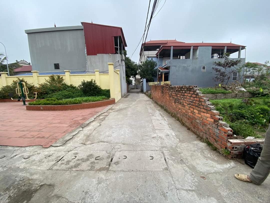 Bán đất trục Nhật Tân. THOÁNG. Nhà văn hóa. Ô tô. 70M. Chỉ nhích 2 Tỷ