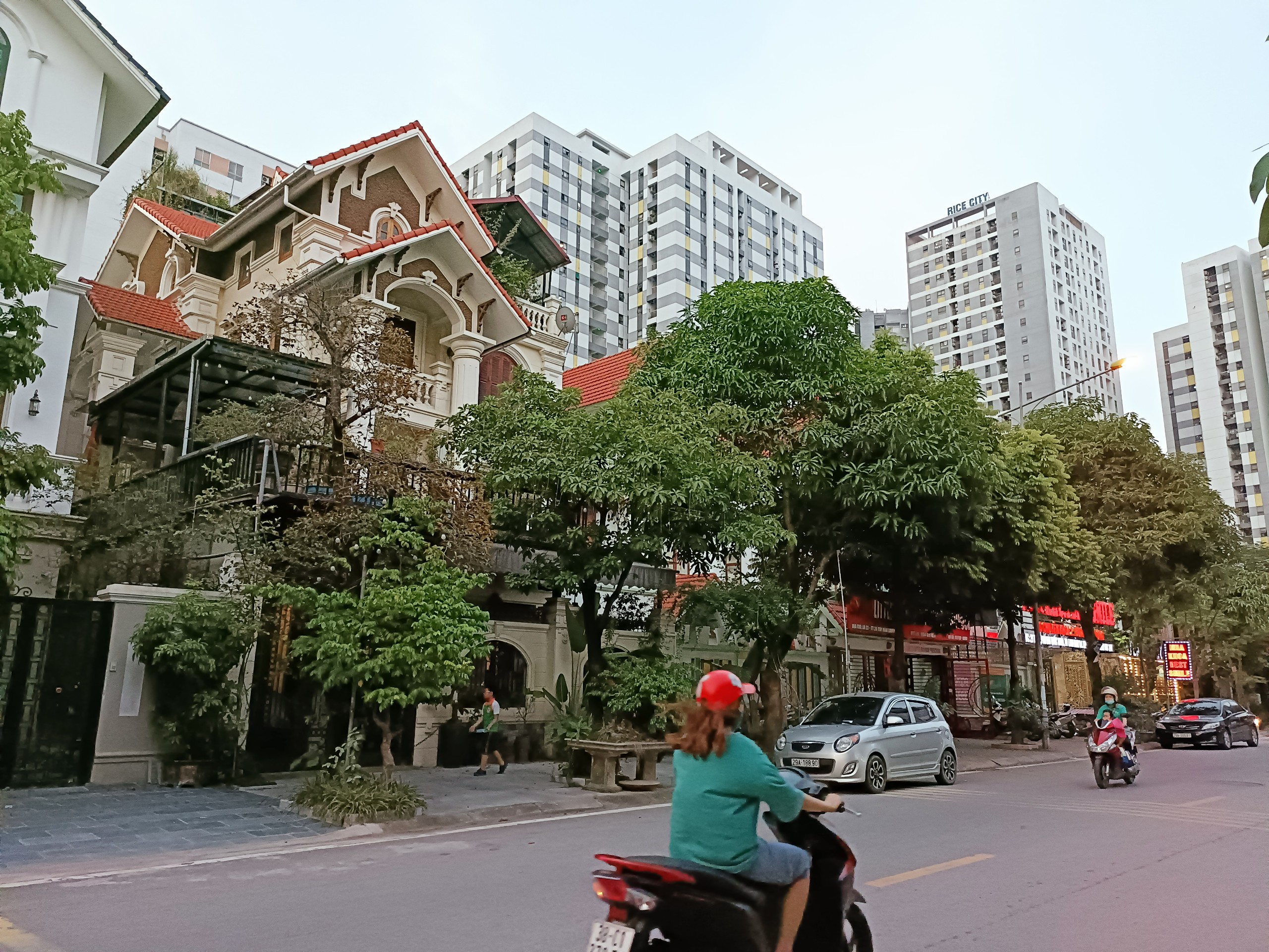 Chính chủ cần bán nhà KĐT Linh Đàm 90m2, MT 12m, gara, lô góc, vỉa hè rộng, giá 12 tỷ.