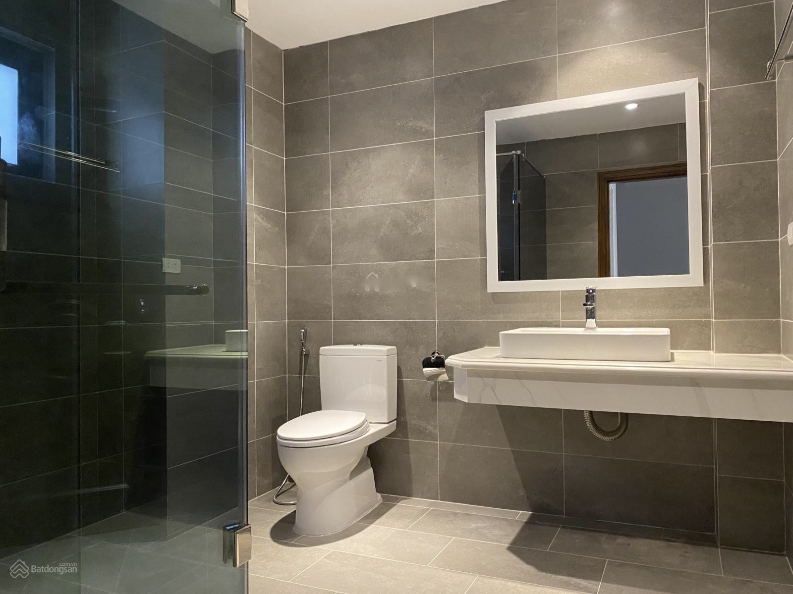 Cho thuê nhà riêng phố Đội Cấn, 52m2 x 6 tầng, MT 7m, có thang máy, giá 50 triệu, ô tô đỗ cửa