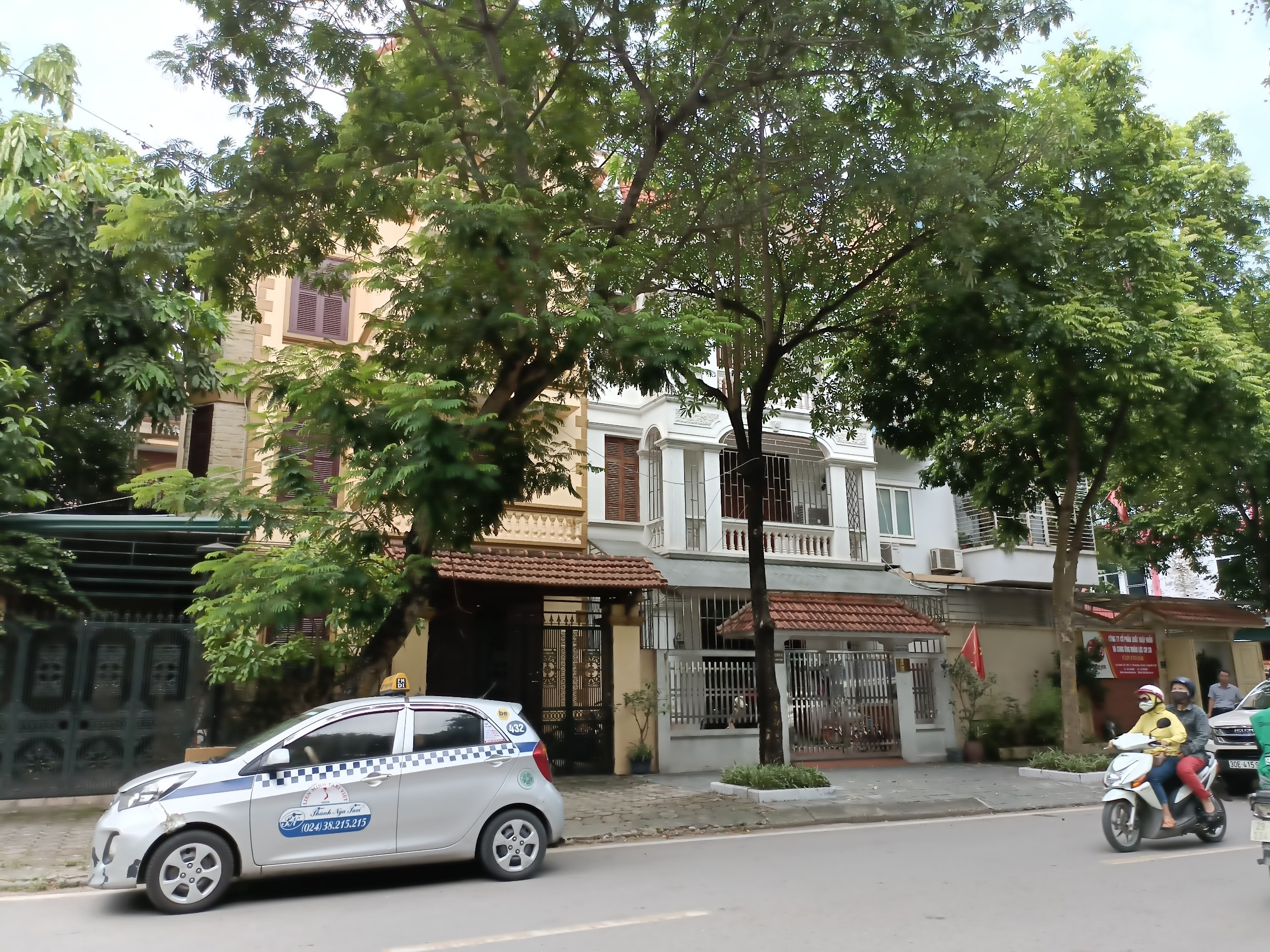 Chính chủ bán gấp Lô đất KĐT Linh Đàm 200m2, MT10m, 2 vỉa hè, kinh doanh, giá 25 tỷ.