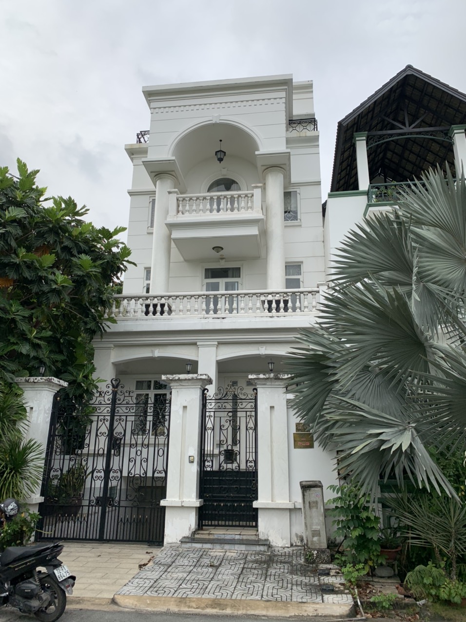 Ngộp ngân hàng bán nhà đường Lê Văn Miến Thảo Điền Quận 2 9x20 trệt 2 lầu chỉ 43tỷ