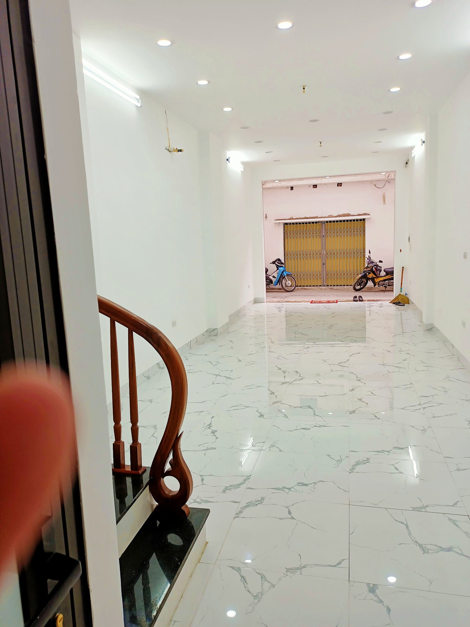 Bán Nhà Víp Ngõ Quỳnh Quận Hai Bà Trưng DT 52m2 x 5 tầng, mt 3.9m2 giá 8.5 tỷ