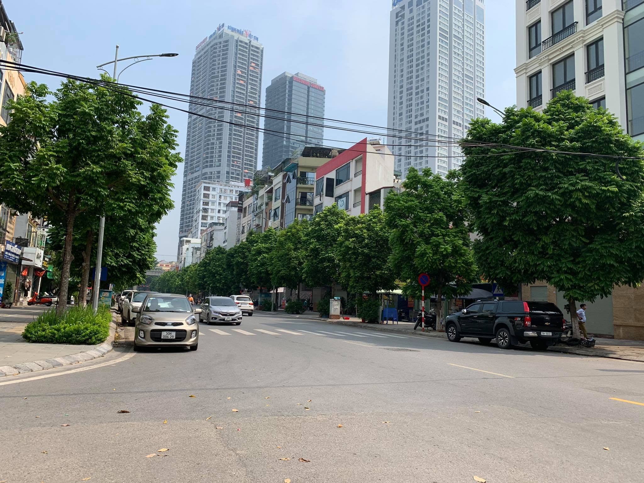 Cực hiếm, nhà mặt phố Thọ Tháp, Dịch Vọng, vị trí đắc địa, kinh doanh đỉnh, DT 100m, giá 41.8 tỷ.