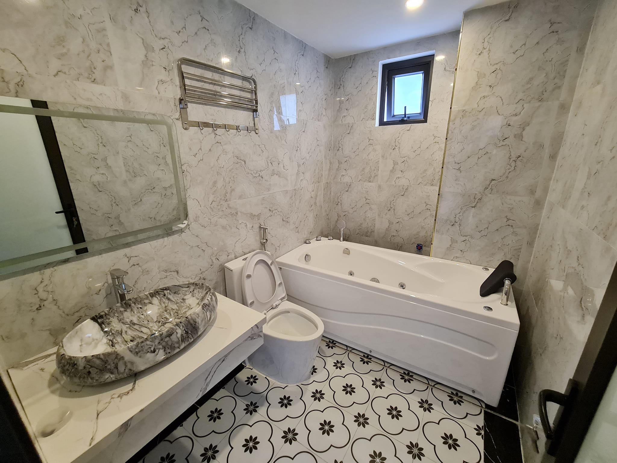 Ngọc Lâm nhà 6 tầng, ô tô, full nội thất, thang máy, 8.9 tỷ