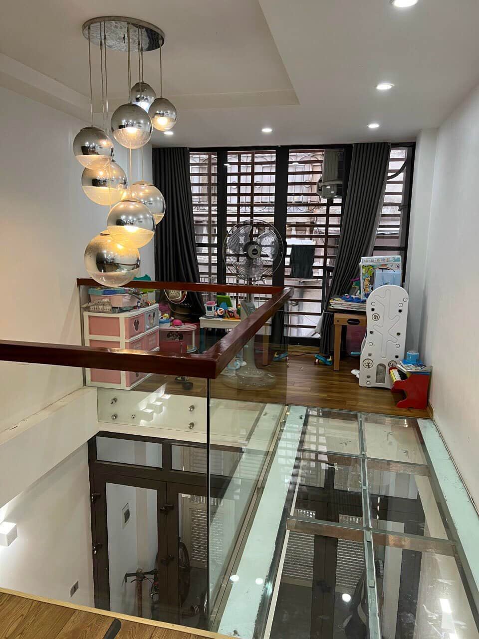 Bán ngay nhà Phố Vạn Bảo, Ba Đình. Diện tích 50m2 x 4 tầng, mặt tiền 4m, nhà 3 mặt thoáng.