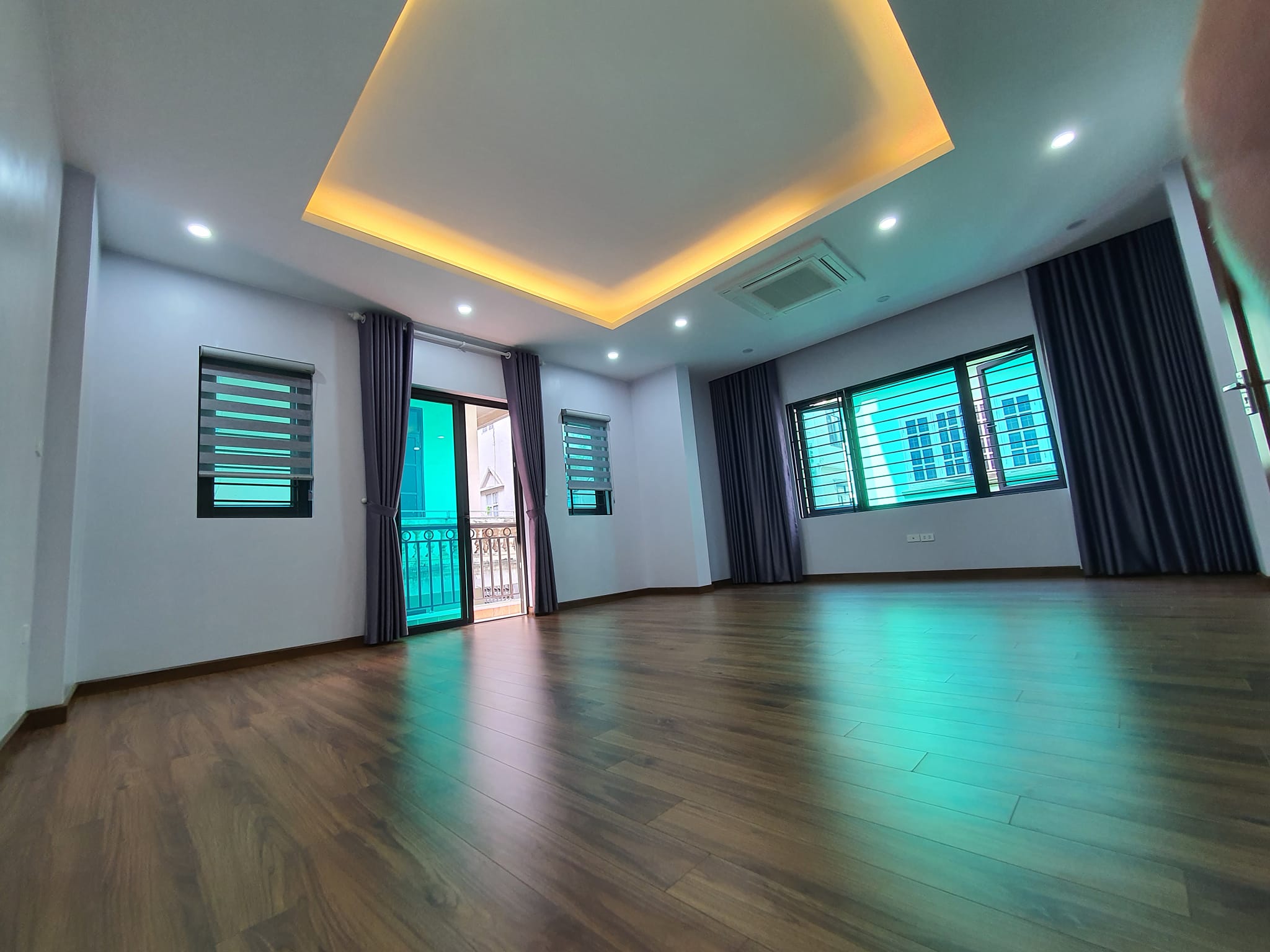 Bán nhà lô góc 2 mặt ngõ ô tô ở Hoàng Quốc Việt, nội thất xịn, an sinh tốt, 55m2 x 5T, giá 12 tỷ