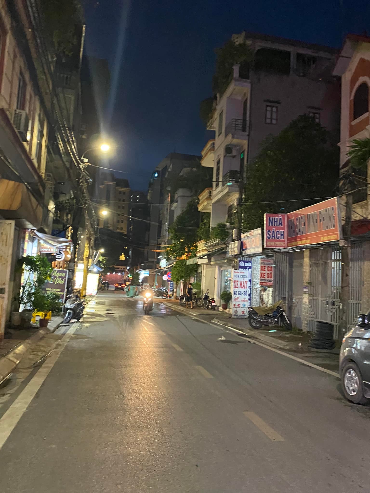 bán nhà số…mặt đường Tăng Thiết Giáp DT63 m2, cấp 4, mặt tiền 5.25 m, Giá 16 tỷ.liên hệ A Quang 0985812475