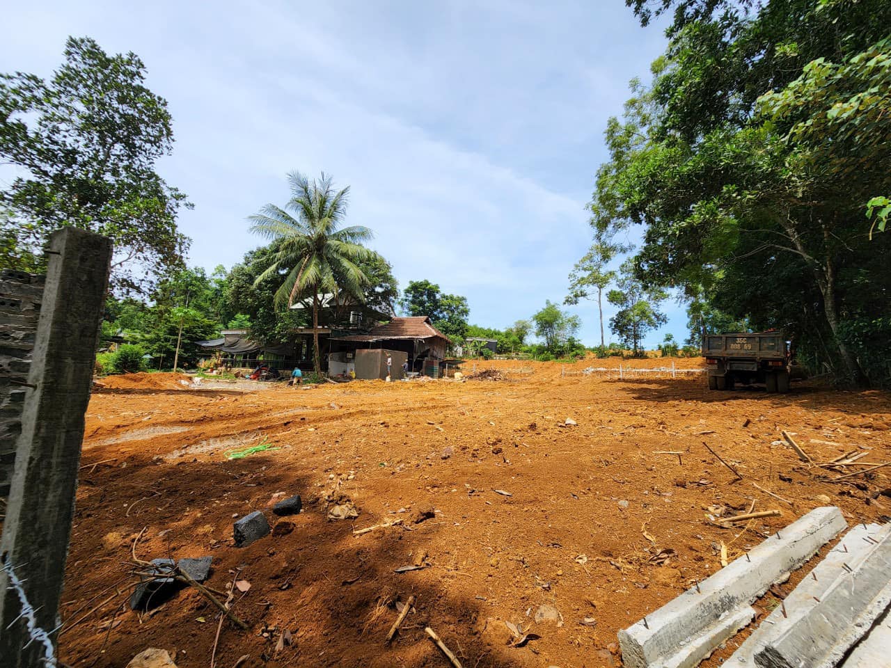 E xin trình làng siêu phẩm view hồ xanh mát tại Lạc Sơn. Diện tích : 1000m có 108m thổ cư sổ hồng sẵn sàng
