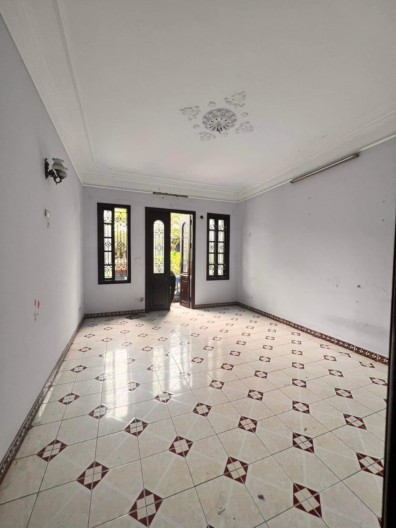 NHÀ MẶT PHỐ LẠC LONG QUÂN CẦN BÁN