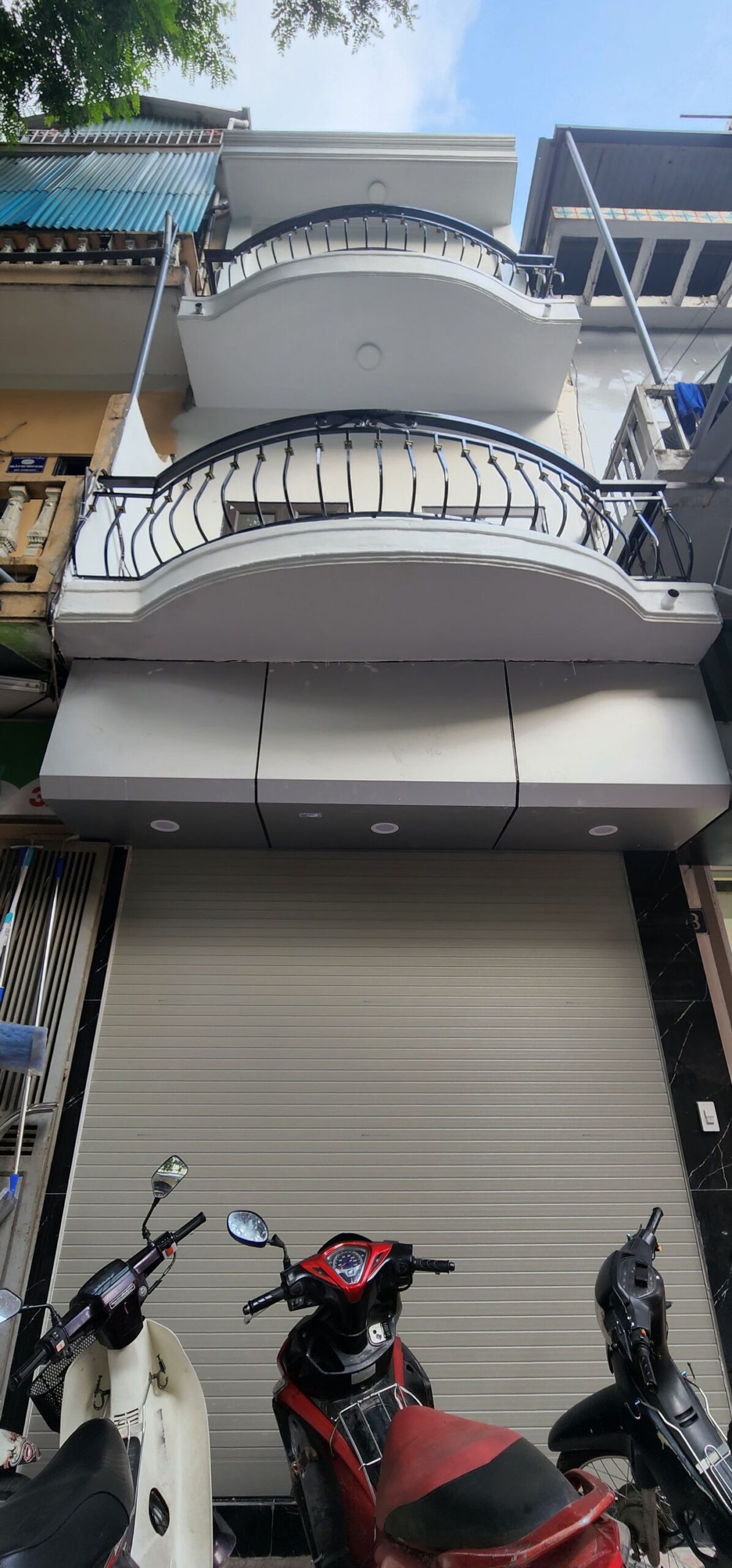 Chính chủ bán nhà mặt phố Quan nhân 42m2, Đường ô tô tránh,Kinh doanh sầm uất chỉ 11 tỷ.