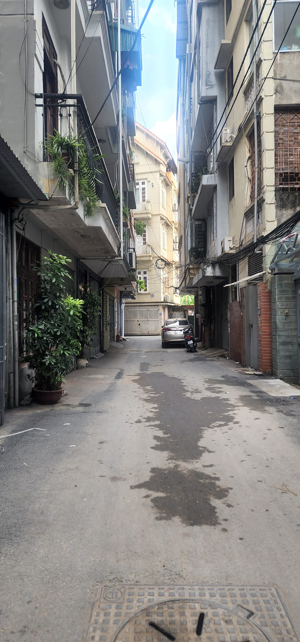 Nguyễn Khang dt 54m 5 tầng mt 5.12m giá 14.8 tỷ . Phân lô ô tô tránh