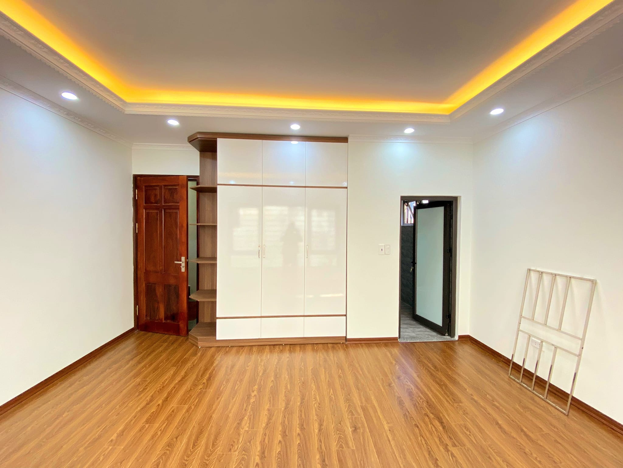 Cực hiếm nhà 6 tầng xây mới, lô góc thang máy, nở hậu vào ở ngay Thịnh Quang, Đống Đa