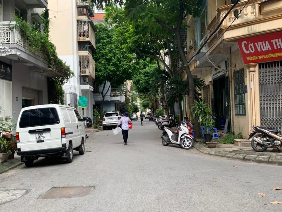 Bán nhà riêng Trung Kính, Mạc Thái Tổ, 60m2, phân lô, vỉa hè, Ô tô tránh, giá 14 tỷ.