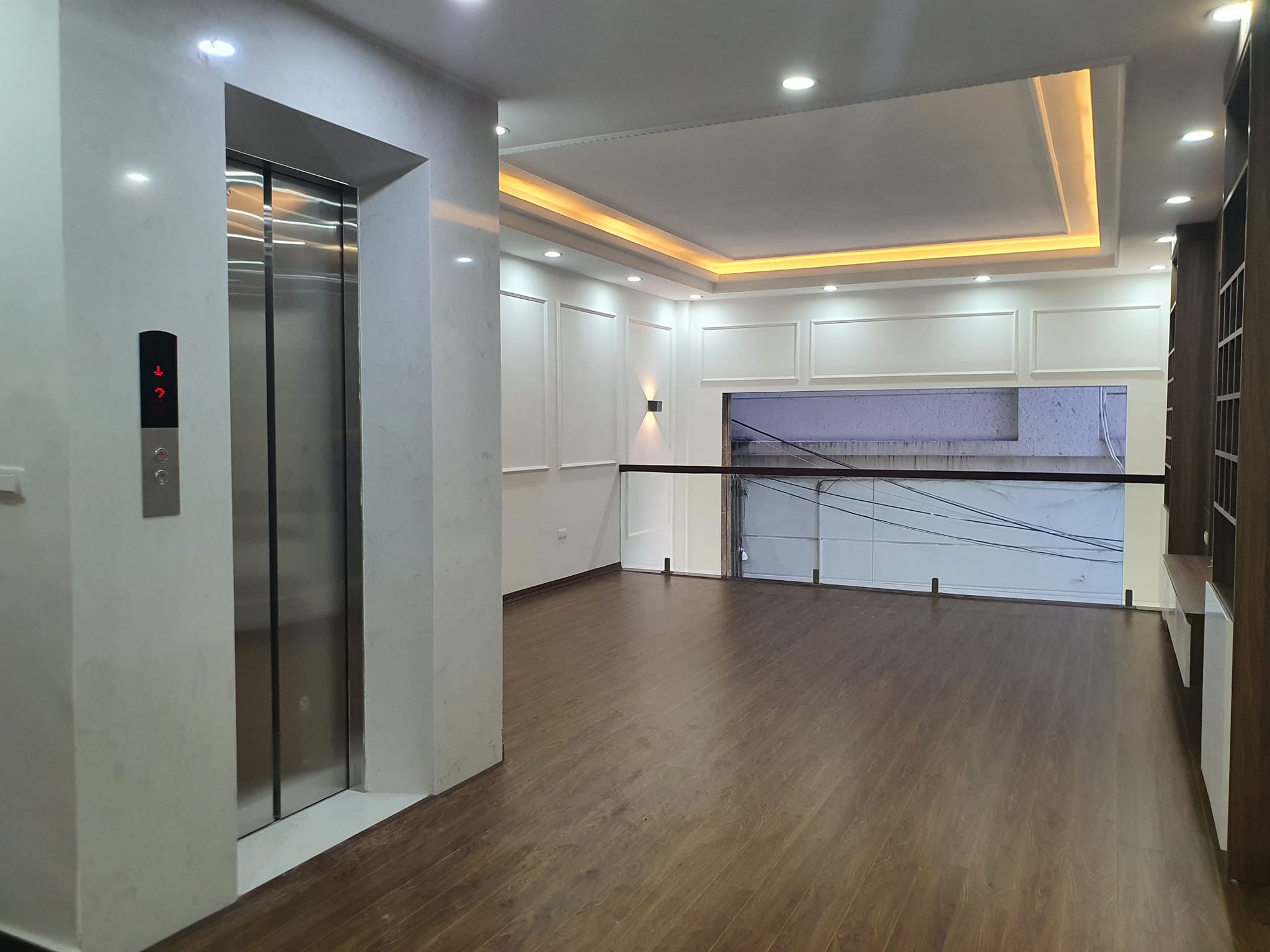 Nhà mới ở Trung Kính có thang máy kinh doanh văn phòng giá hợp lý.