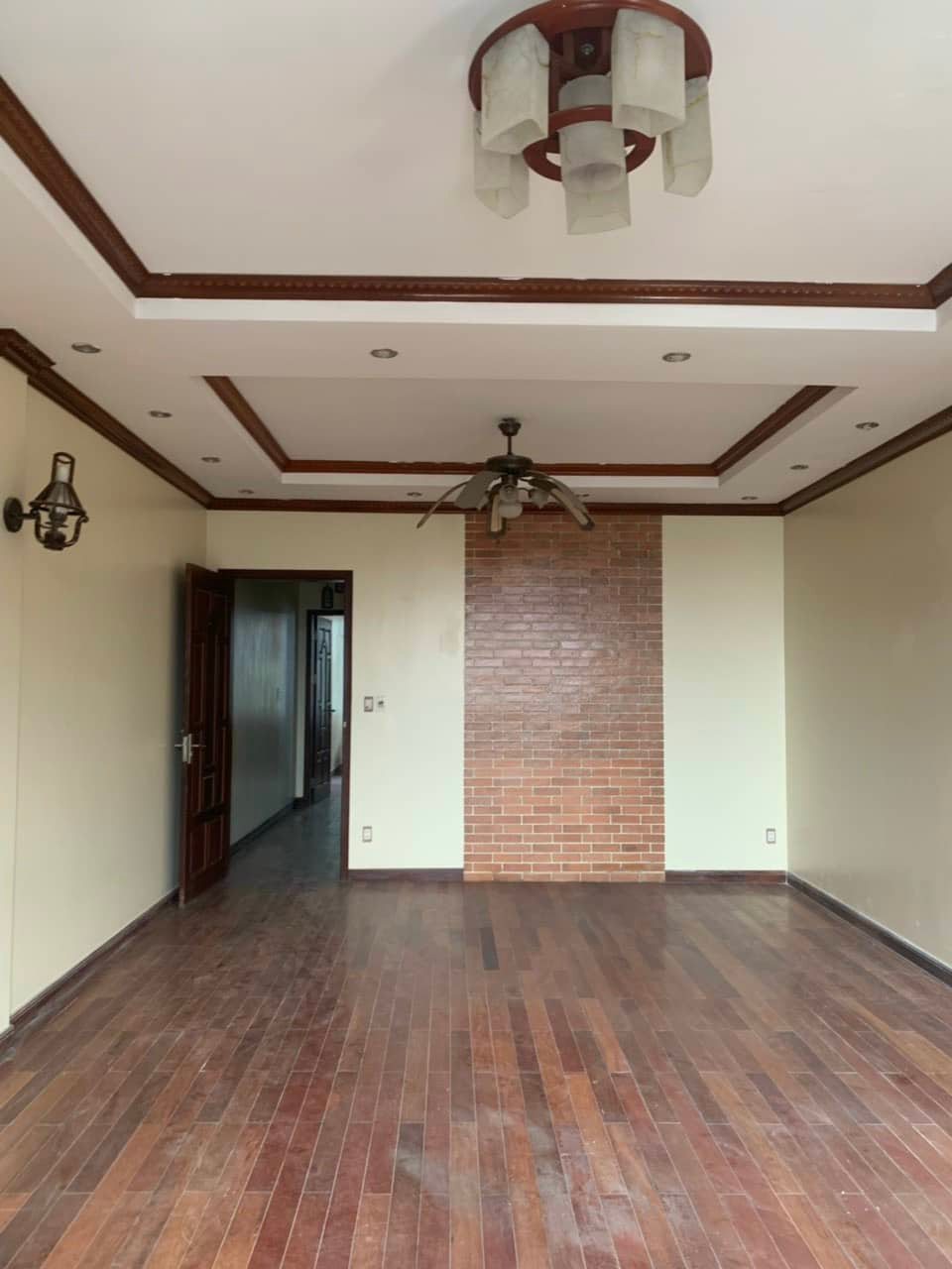 Cho thuê nhà 2 mặt tiền MP Võ Chí Công 5 Tầng 100M2 mặt tiền 5m 55tr/tháng.