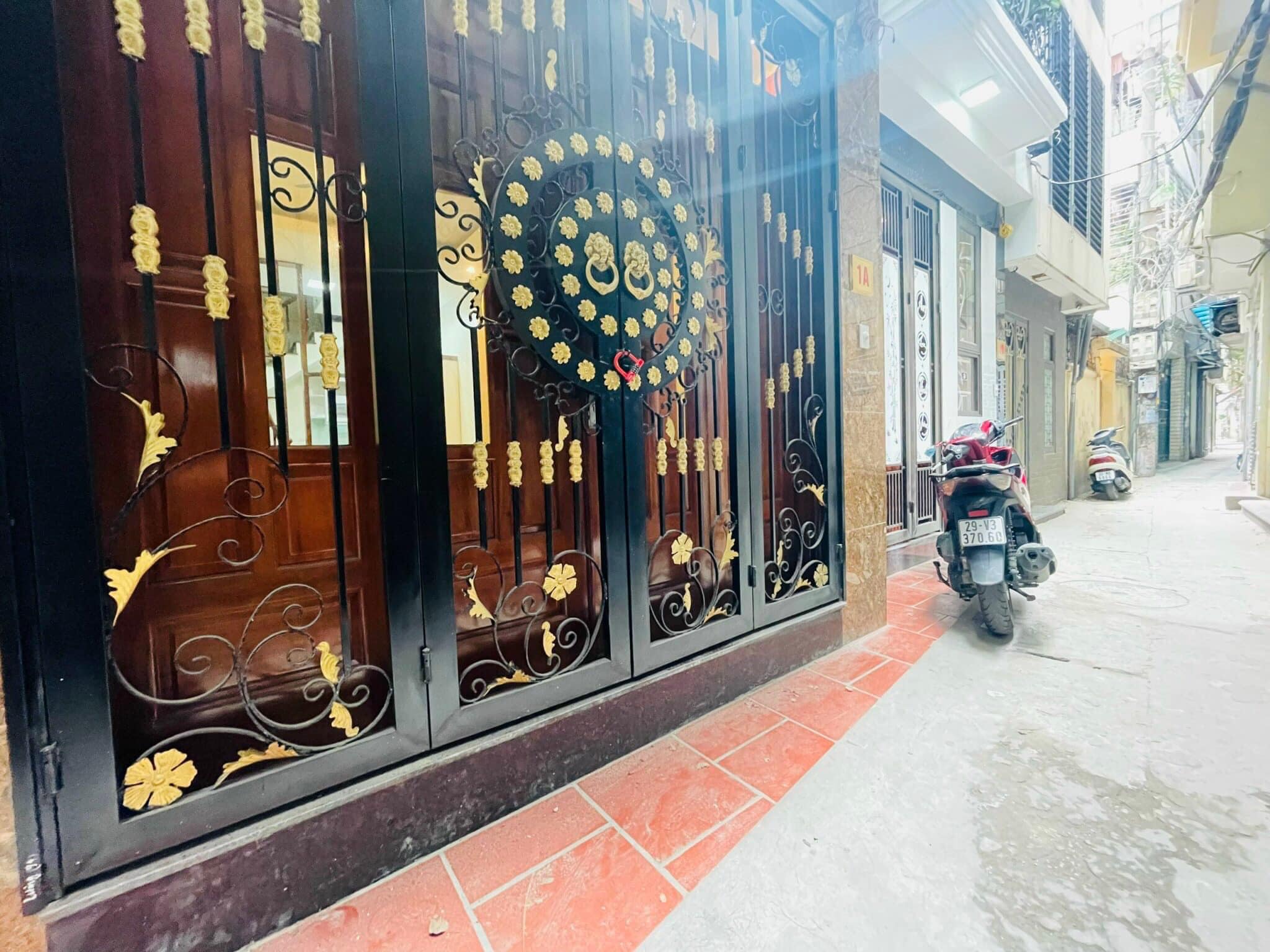 Bán 2 căn nhà Thanh Nhàn, đối diện CV Tuổi trẻ, 33m2; 35m2x5T ngõ thông kinh doanh nhỏ gần phố giá 5.2 tỷ và 5.35