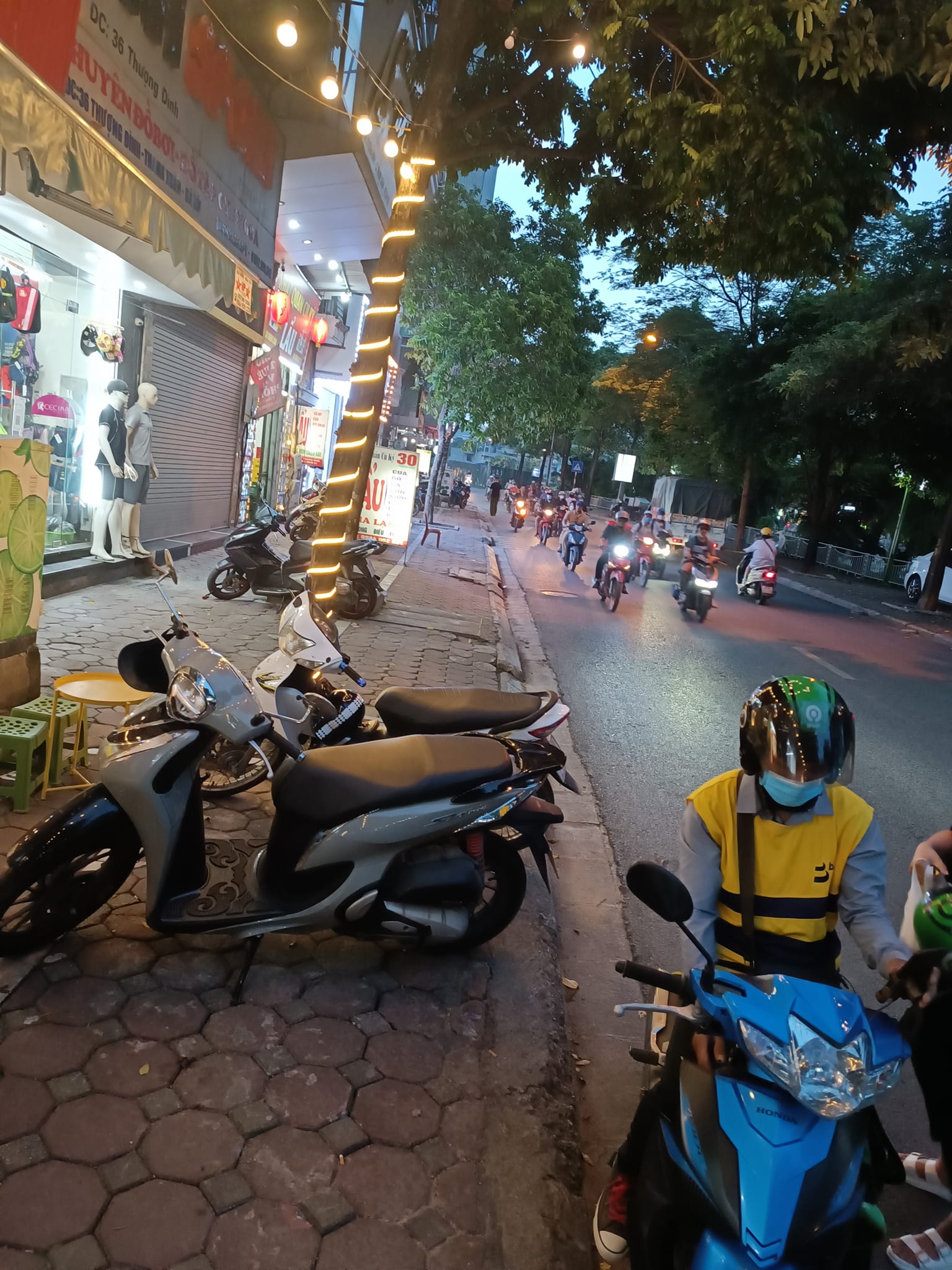 Bán nhà mặt phố Thượng Đình 46m*4T, vỉa hè rộng, đường ô tô tránh, kinh doanh sầm uất chỉ 15 tỷ