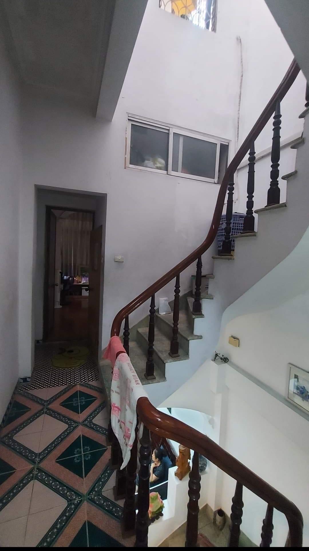 Mặt ngõ rộng,ba gác tránh ,mấy bước chân ra phố.phố giáp nhị.với 33m,3 tầng,MT:3m. Giá chỉ 2,75 tỷ.