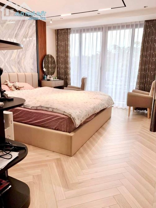 Nhà mặt đường đôi Trung Kính 5 tầng diện tích 45m giá 22 tỷ.