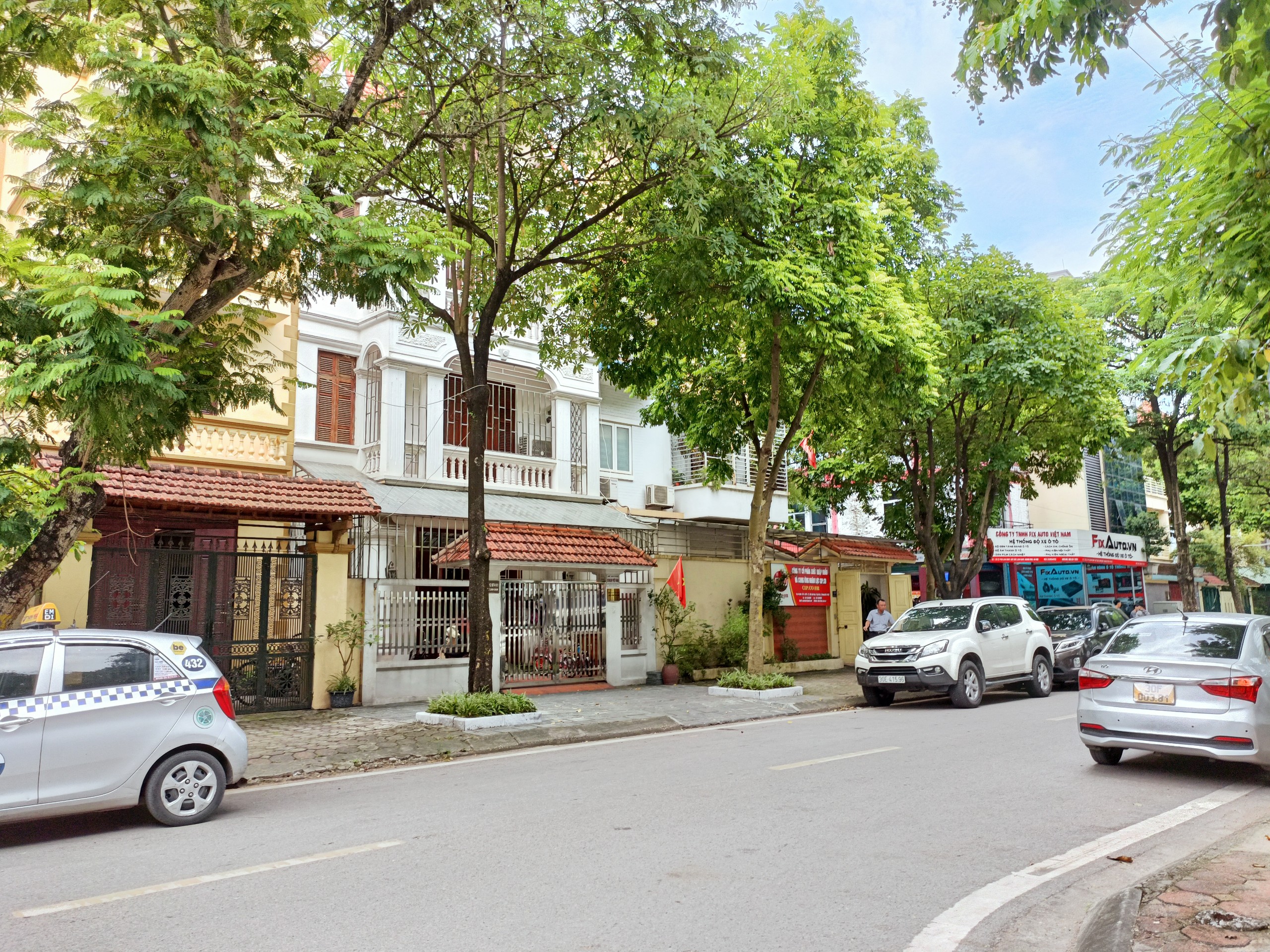 Chính chủ cần bán gấp BIỆT THỰ Linh Đàm 245m2, MT 20m, lô góc, mặt phố, kinh doanh, giá 26 tỷ.