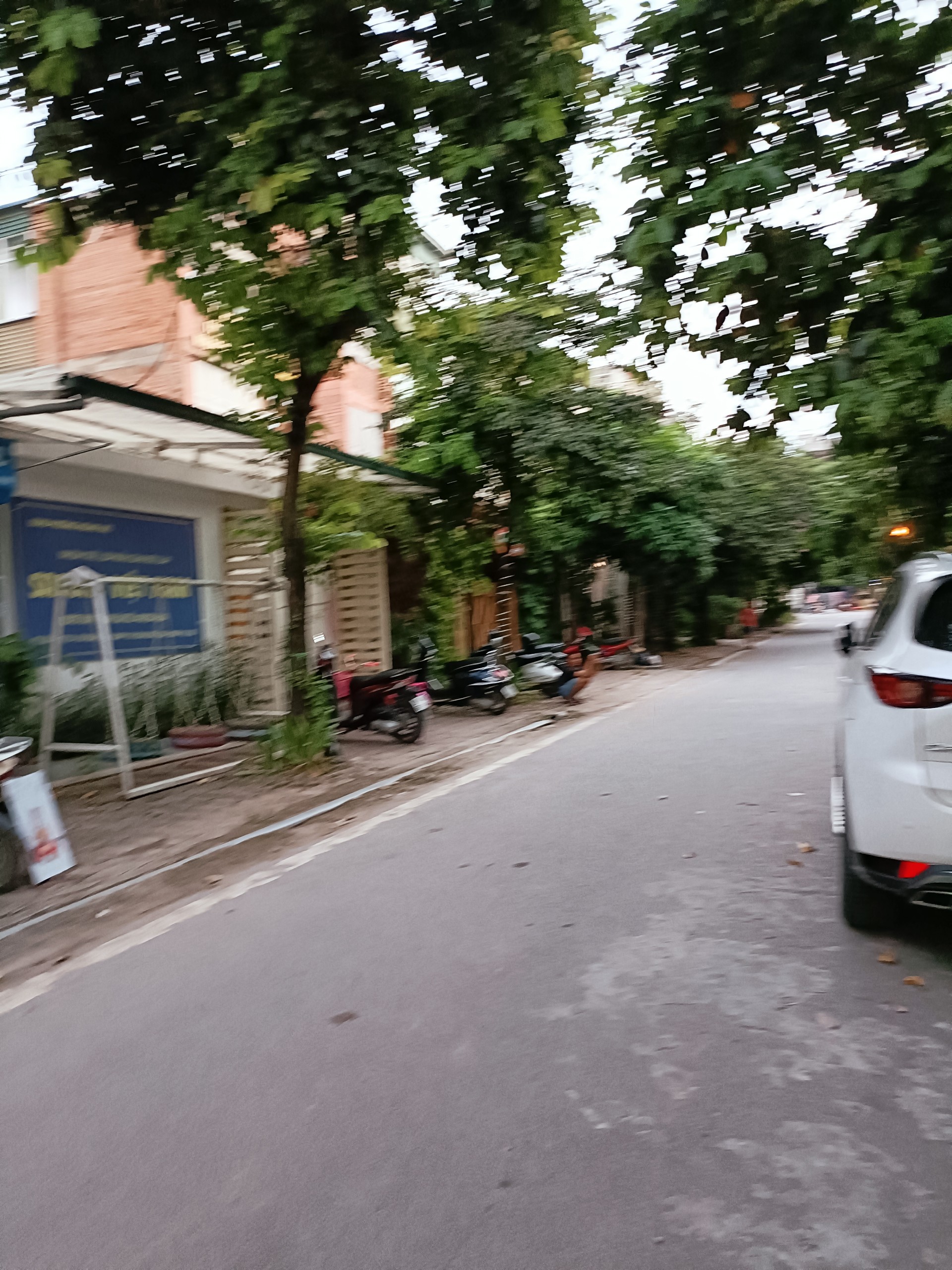 Chính chủ cần bán nhà KĐT Linh Đàm 90m2, MT 6m, kinh doanh, lô góc, vỉa hè, giá 11 tỷ.