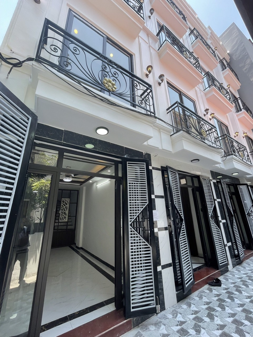 NHÀ PHỐ THẠCH BÀN 42M2, 5 TẦNG MỚI 3.6 TỶ. LONG BIÊN