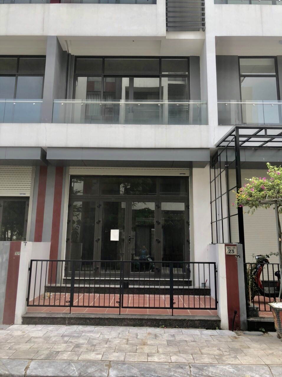 tòa nhà 100m x 5 tầng thang máy Mt 5.5m Đường 13m vìa hè 15 tỷ có TL