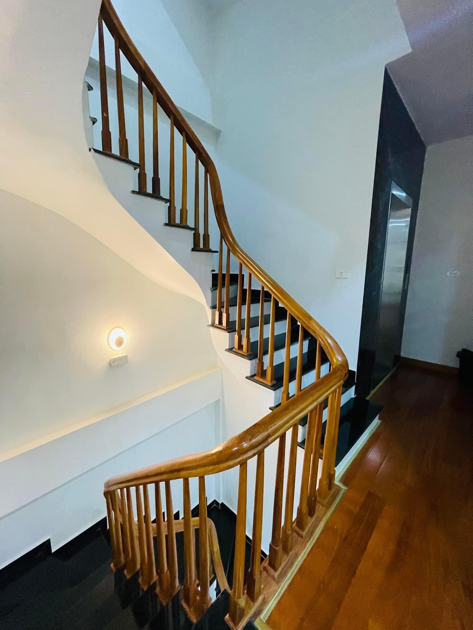 PHÙNG CHÍ KIÊN - GARA Ô TÔ 7 CHỖ - NHÀ SIÊU ĐẸP - THANG MÁY NHẬP - KINH DOANH VĂN PHÒNG - CỰC HIẾM