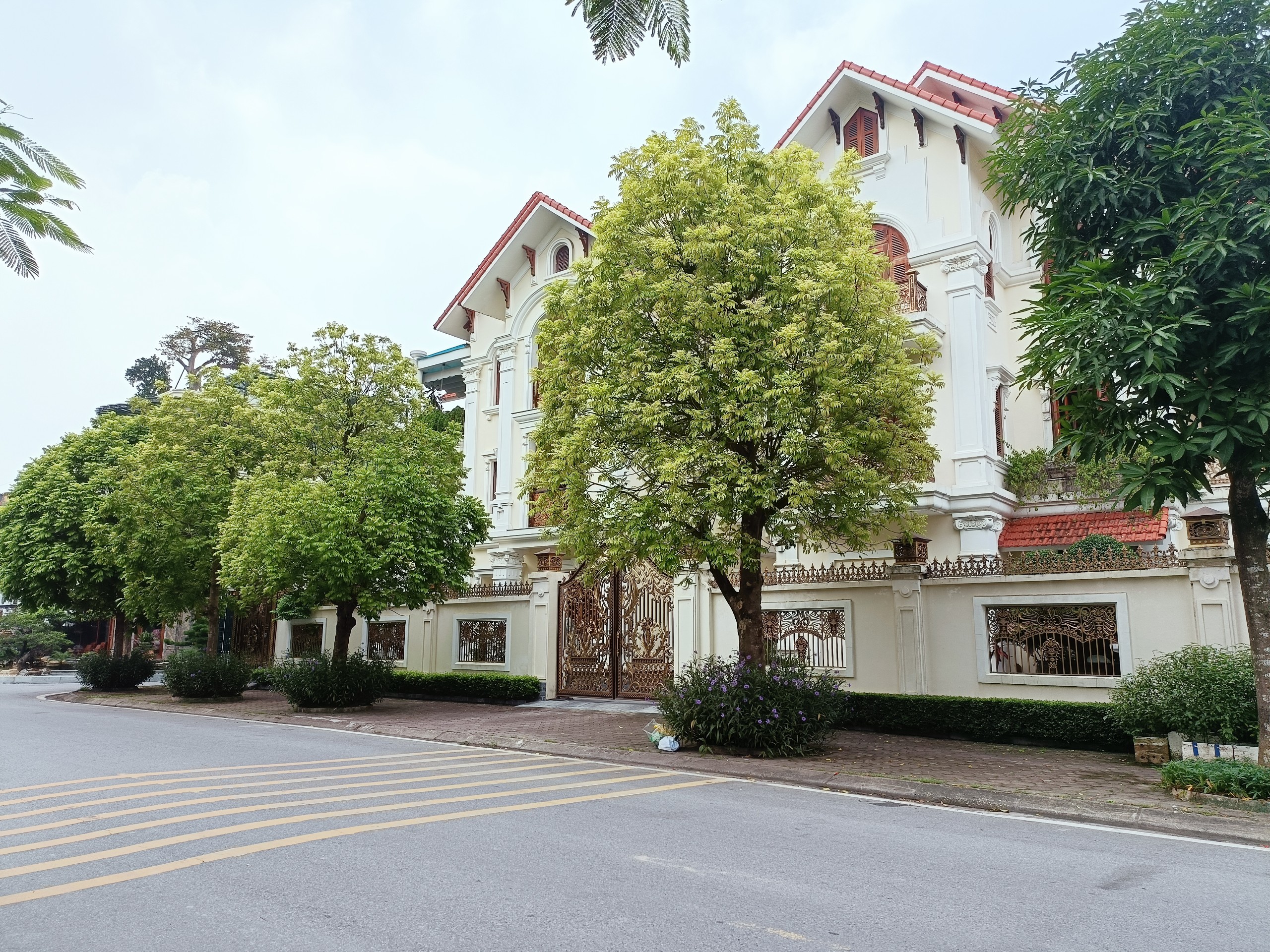 Chính chủ cần bán BIỆT THỰ Linh Đàm 220m2, MT12m, lô góc, view thoáng, thiết kế đẹp, giá 20 tỷ.