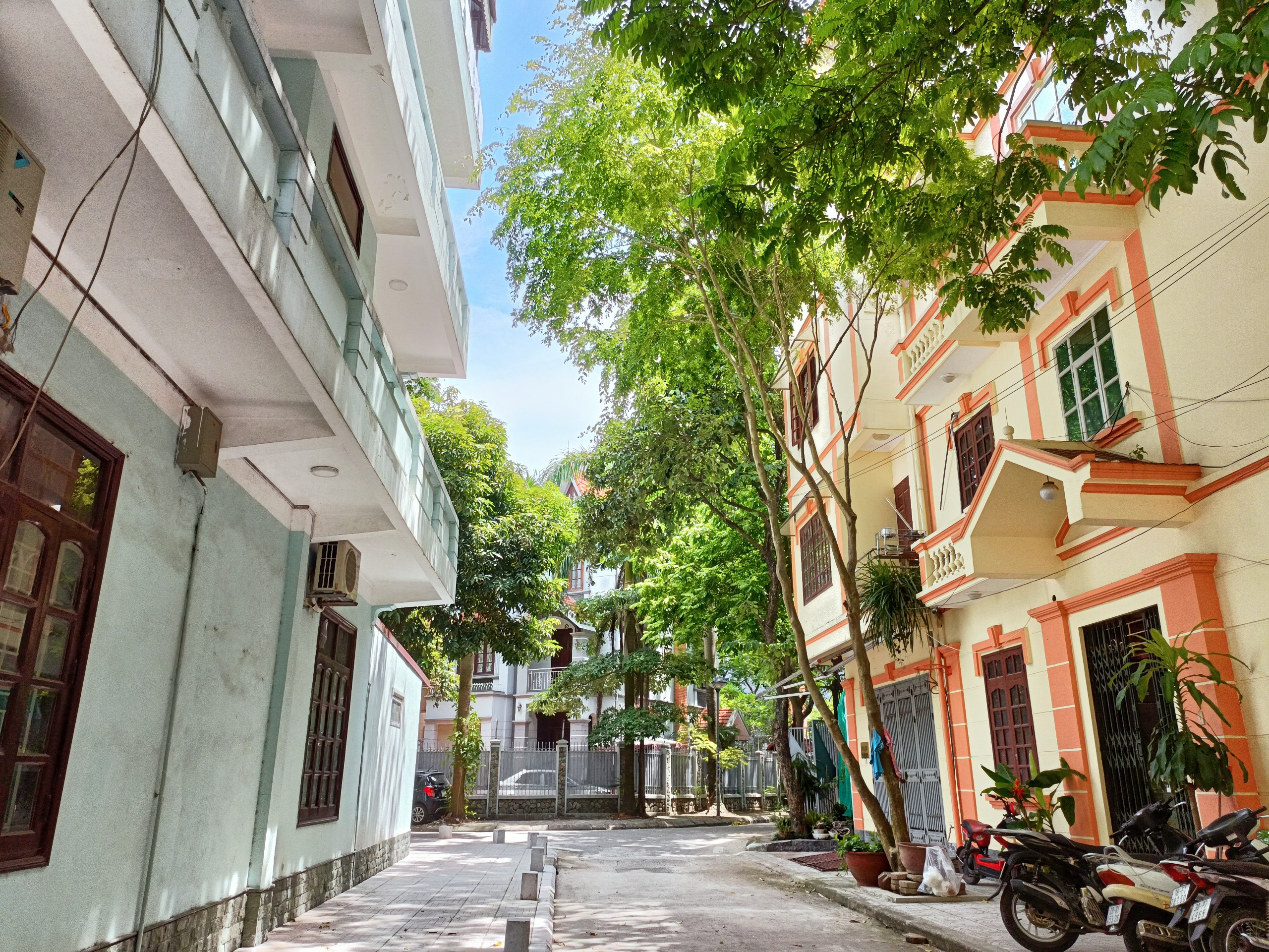 Chính chủ cần bán nhà KĐT Linh Đàm 88m2, vỉa hè, kinh doanh, view thoáng, giá 10.5 tỷ.