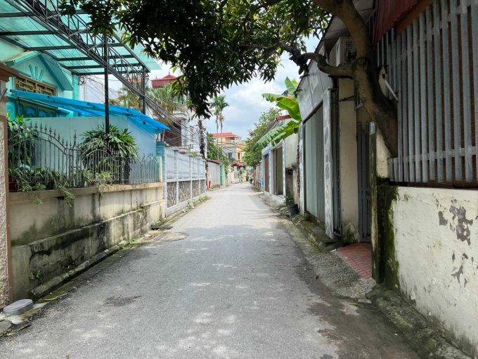 Chuyển đi nơi khác gia đình cần bán lại mảnh đất tặng căn nhà 2 tầng tại phường Sài Đồng