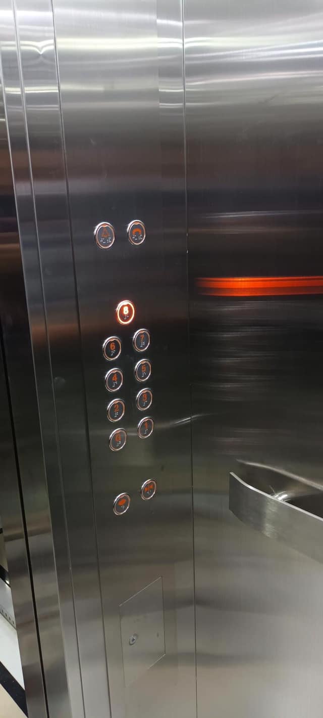 Bán nhà mặt phố Khuất Duy Tiến, 9T, lô góc, kinh doanh đỉnh