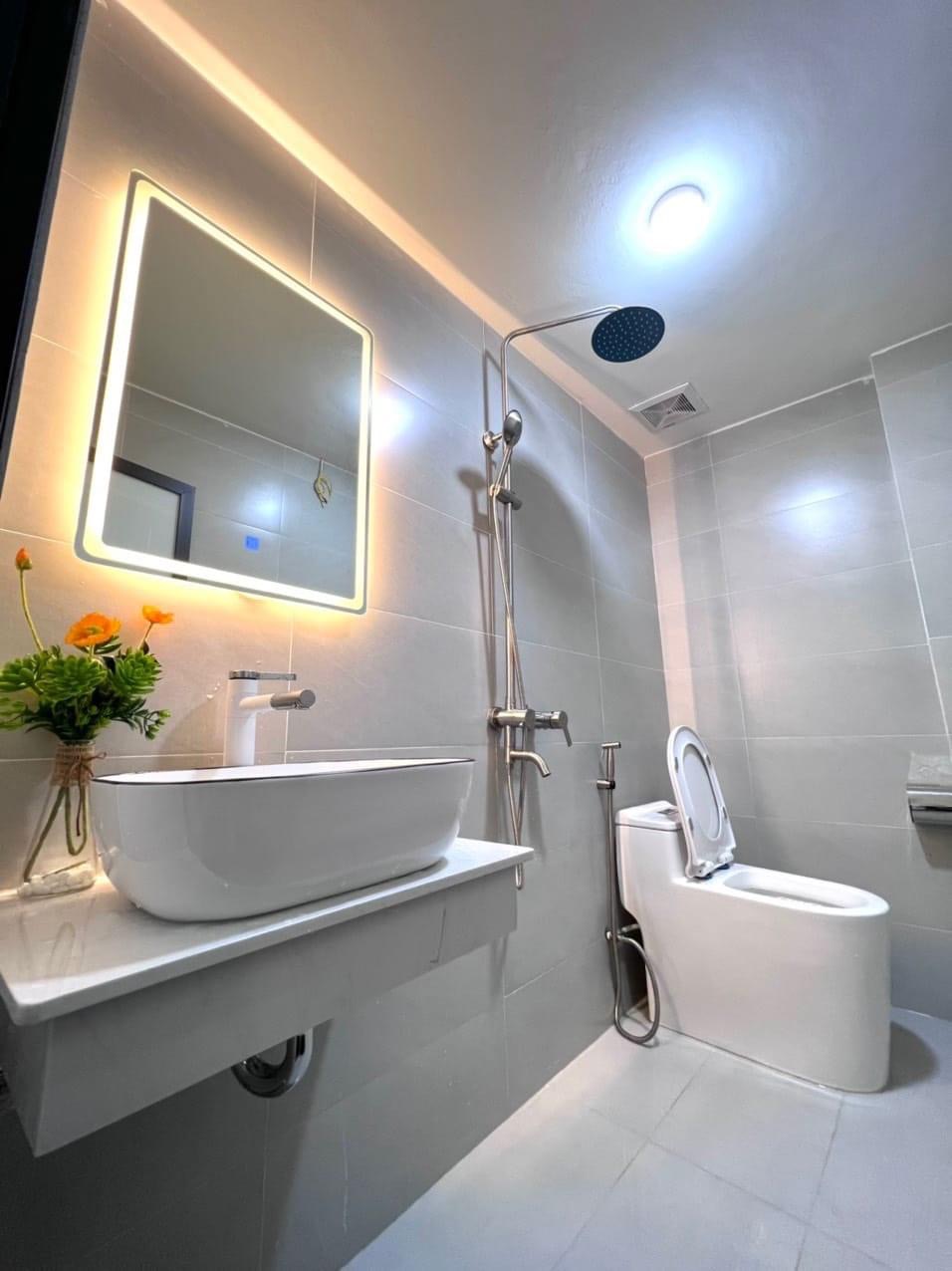 NHÀ PHÂN LÔ GẦN PHỐ SỔ VUÔNG NỞ HẬU