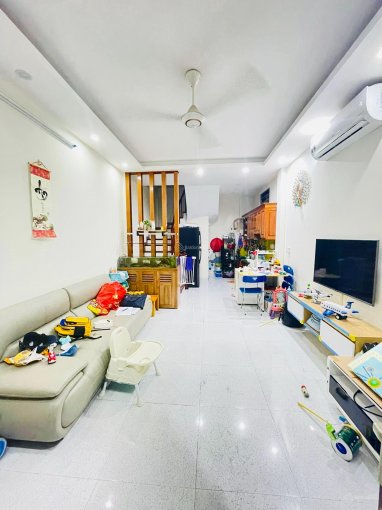 Em đang bán nhà ở Trần Thái Tông - Cầu Giấy - 40m2, 5 tầng - lô góc 3 mặt rất thoáng