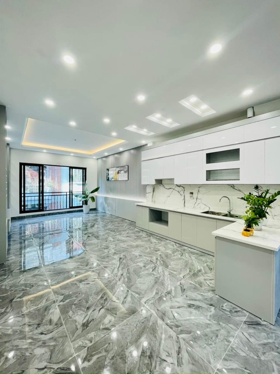 Mặt phố Chùa Quỳnh - Hai Bà Trưng, nhà mới, vỉa hè rộng, kinh doanh đỉnh, giá chào 17.5 tỷ.