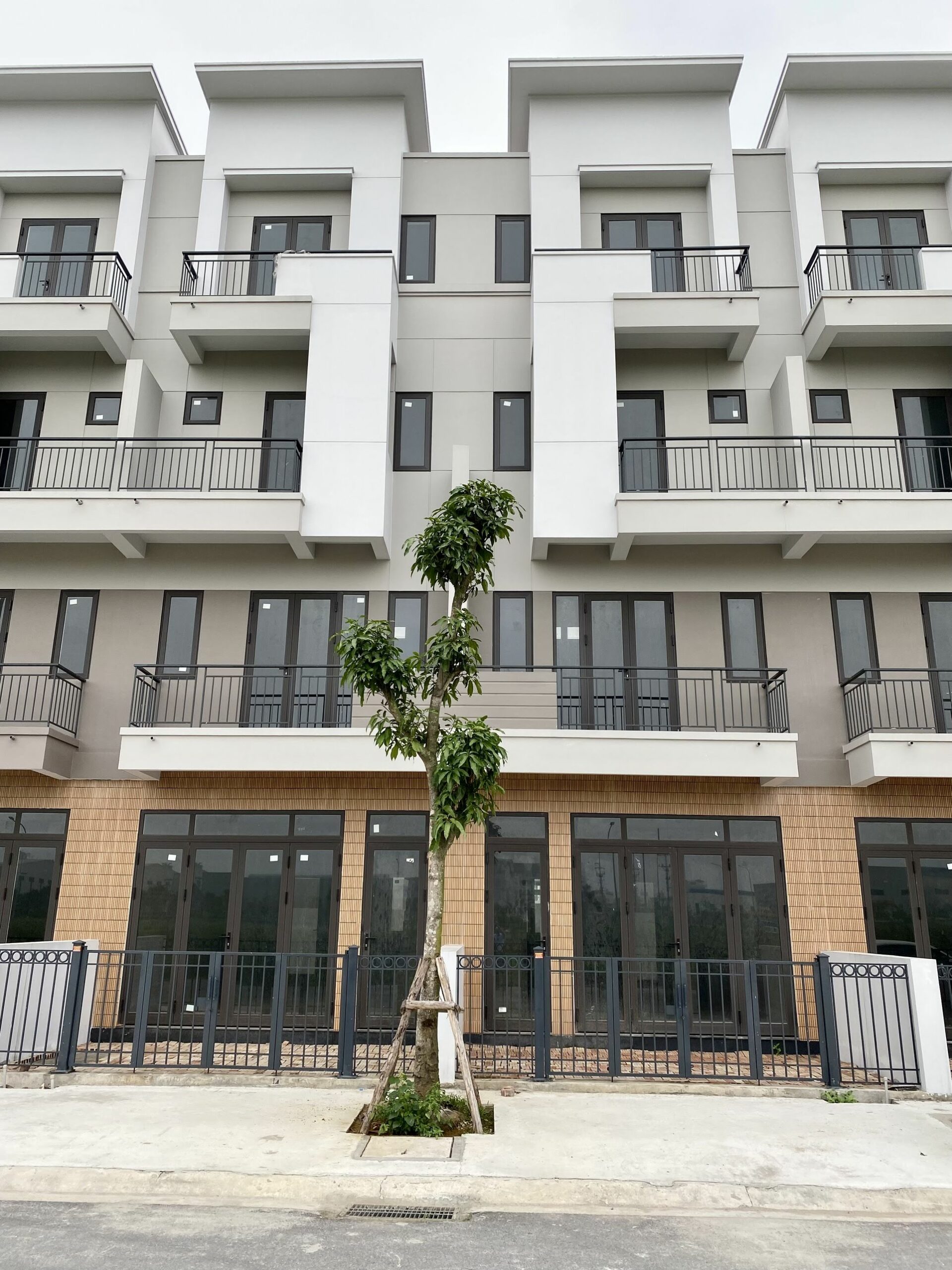 Shophouse đối diện chung cư dân cư sầm uất